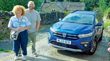 Dacia Jogger long termer - standing next to Jogger